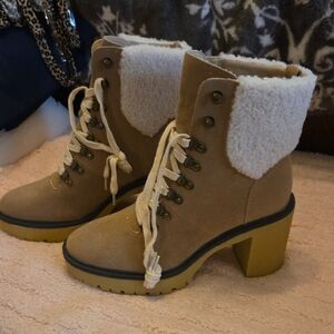 Oasis Society Tan Lace Up Boots with Cream Lining. NEW